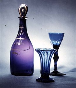 蓝色玻璃蛋羹碗，c.1760;蓝色玻璃滗水器和带切面切割的酒杯，c.1780（玻璃） 作者 英语学校